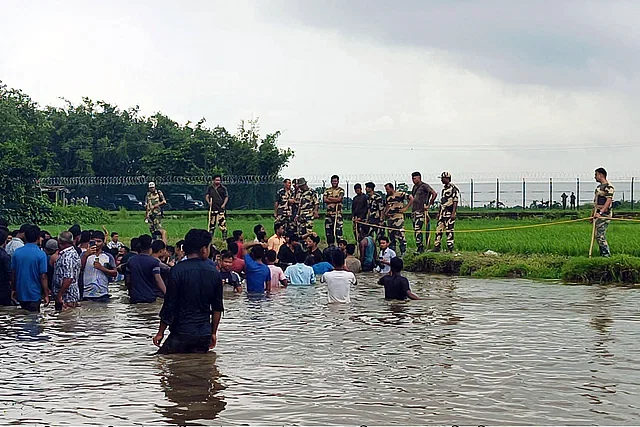 Hindu people were brought to the border by spreading rumour on Facebook. The picture was taken from zero Goashmshanghat area of Uttor Gotamari village at Hatibandha upazila of Lalmonirhat on Friday.